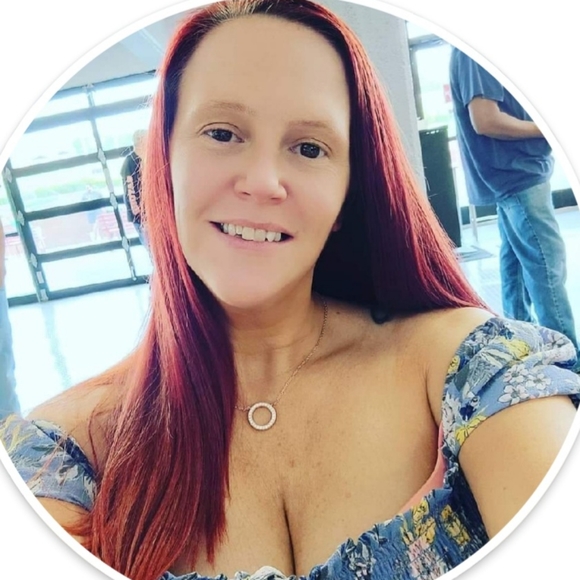 Meet your Posher, Melissa - Picture 2 of 3